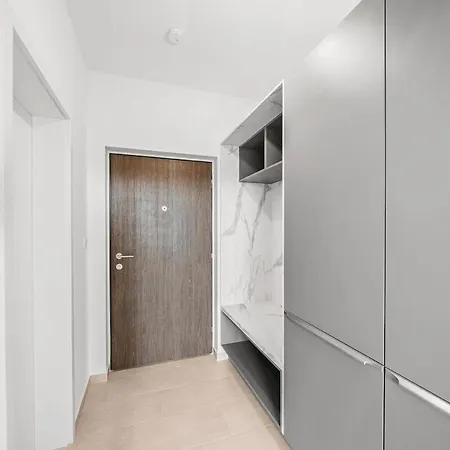 Cozy Penthouse With Balcony & Parking Apartment *