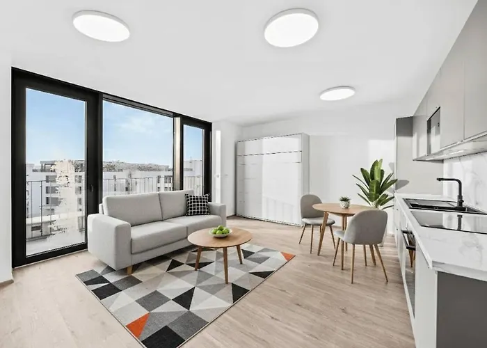 Apartmán Cozy Penthouse With Balcony & Parking