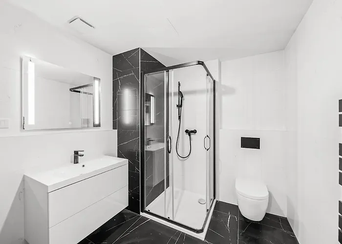 Cozy Penthouse With Balcony & Parking Apartmán