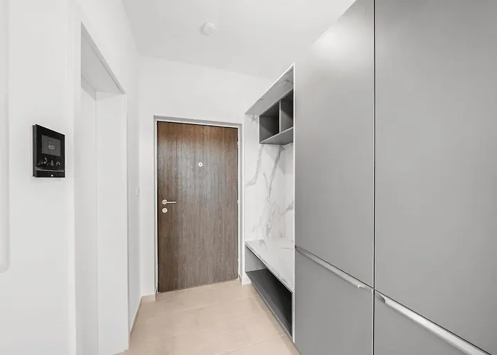 Cozy Penthouse With Balcony & Parking Apartment *