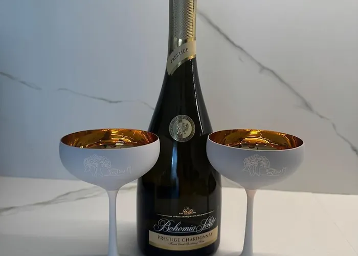 Cozy Penthouse With Balcony & Parking *